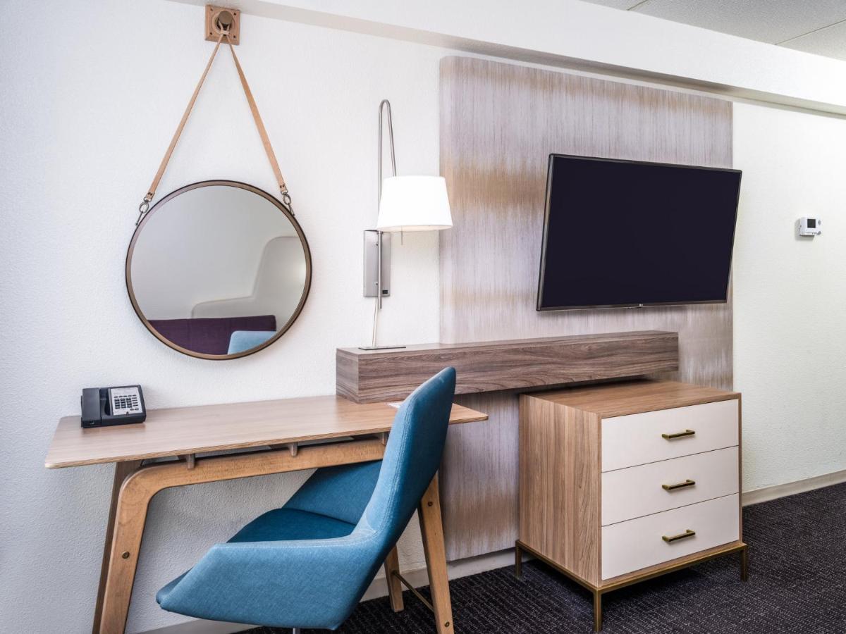 Hotel Crowne Plaza Milwaukee South By Ihg Exterior foto